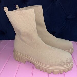 Beige Chunky Sole Knit Boots - Size 9 (40)